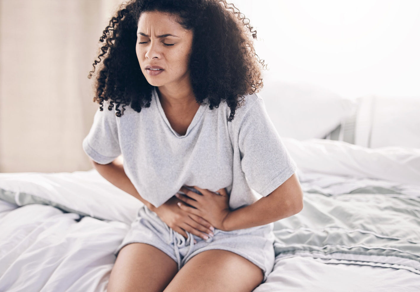 Quelle cause la prostaglandine augmente pendant les menstruations?